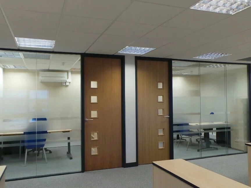 Glazed partition system in a modern office